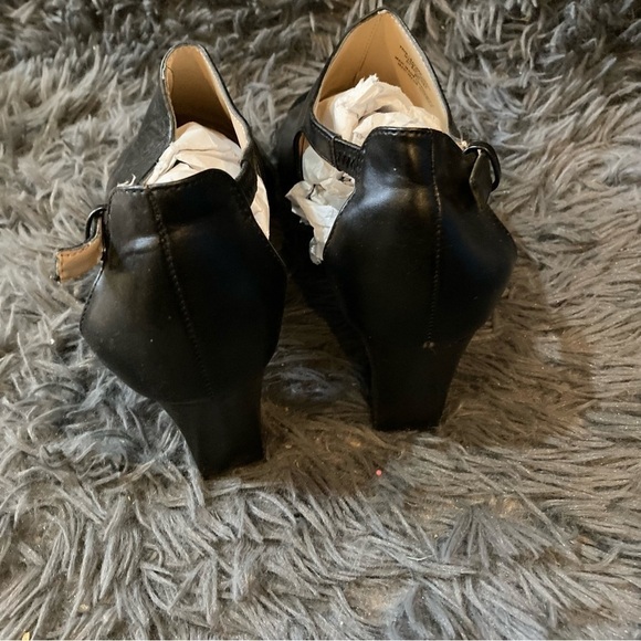 Ladies Adrienne Vittadini Black Low Heel Sandal - Picture 6 of 7